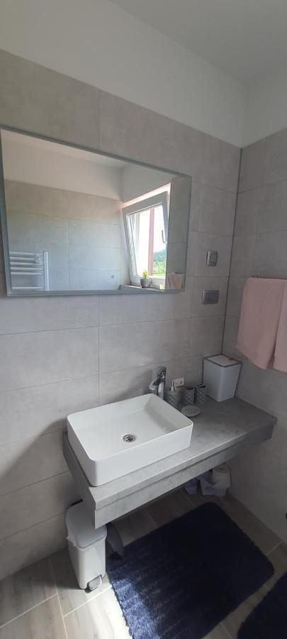 Apartmani Fenestra Tesla I Faust Otočac Buitenkant foto
