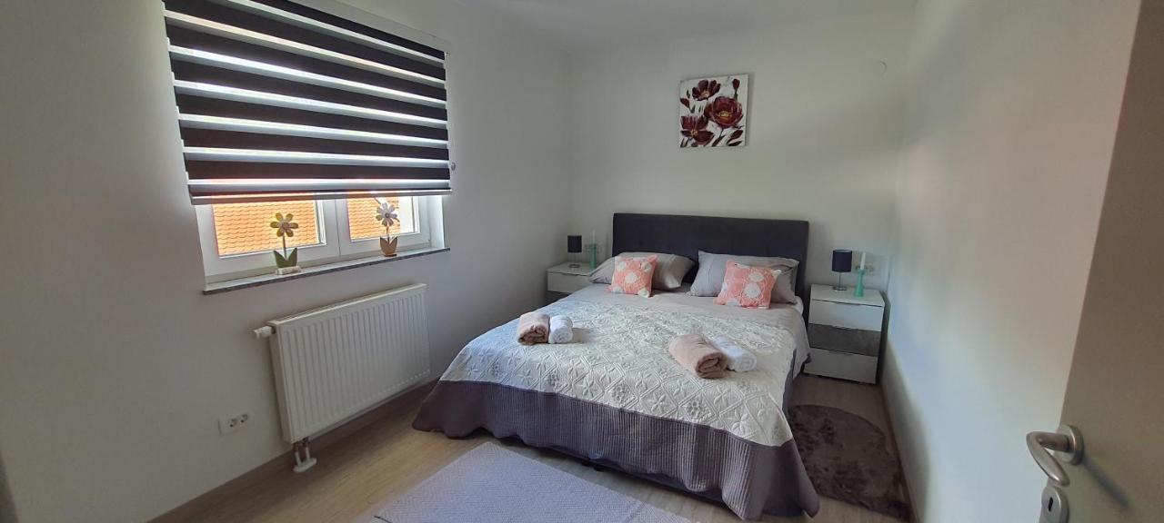 Apartmani Fenestra Tesla I Faust Otočac Buitenkant foto